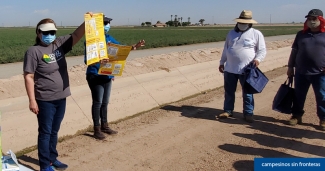 CHWs speak with farmworkers